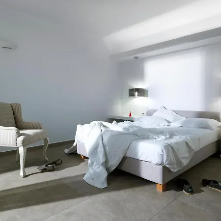 Santa Maria Luxury & 3* Adamantas (Milos)