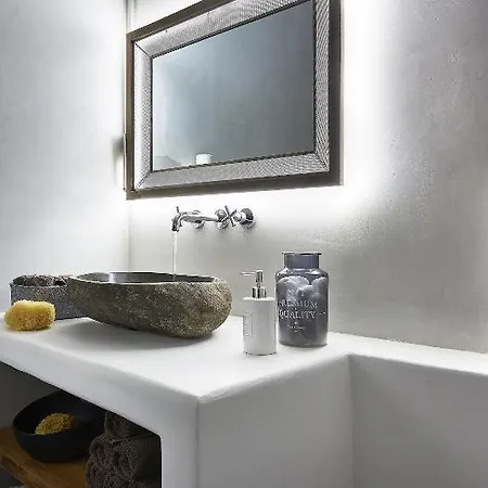 Santa Maria Luxury & 3* Adamantas (Milos)