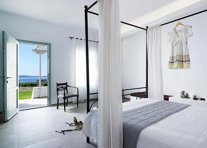 Santa Maria Luxury & 3* Adamantas (Milos)